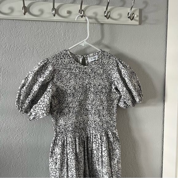 S/W/F White & Black Floral Print Smocked Puff-Sleeve Midi Dress - Picture 4 of 10